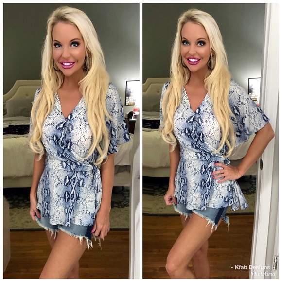 ❤️Stunning Blue V Neck Waist Tie Snakeskin Top! - Picture 4 of 8